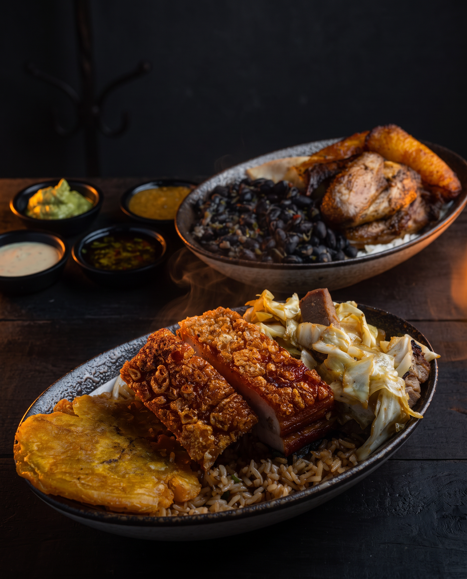 Bandeja latina con chicharrón, pollo al carbón, arroz y frijoles